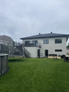 Vue avant travaux d'un jardin résidentiel avec maison prête pour rénovation par Construction MFA, experts en projets de construction et rénovation résidentielle.