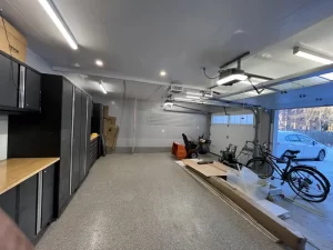 Intérieur rénové d'un garage par Construction MFA, mettant en avant des rangements sur mesure et un plancher flambant neuf.