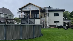 Étape intermédiaire de l'ajout d'un toit permanent sur un patio par Construction MFA, démontrant la qualité en cours de charpenterie et de menuiserie.